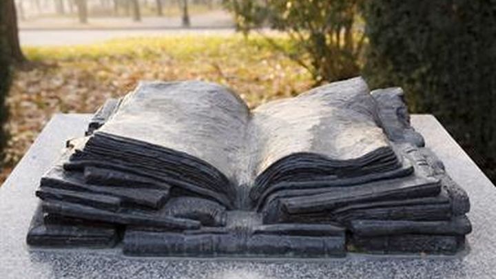 Homenaje de los libreros de Madrid a Enrique Tierno Galván en El Retiro / MADRID.ES