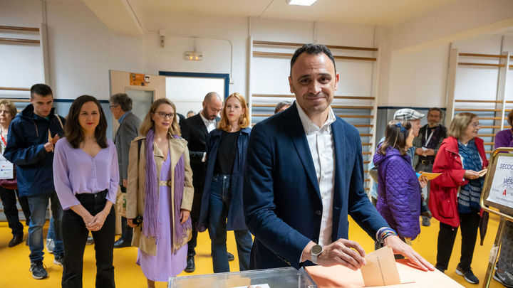 El candidato de Podemos-Izquierda Unida-Alianza Verde al Ayuntamiento de Madrid, Roberto Sotomayor (d) ejerce su derecho al voto junto a la ministra de Derechos Sociales, Ione Belarra (i) y la secretaria de organización de Podemos, Lilith Verstrynge (3i) en el colegio electoral de Corazón de María en María en Madrid / EFE