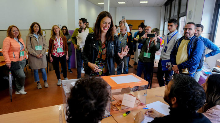 La candidata de Más Madrid al ayuntamiento de la capital, Rita Maestre, saluda al personal de la mesa electoral del Colegio CEIP Santa Maria este domingo antes de votar. EFE/ Borja Sánchez Trillo / EFE
