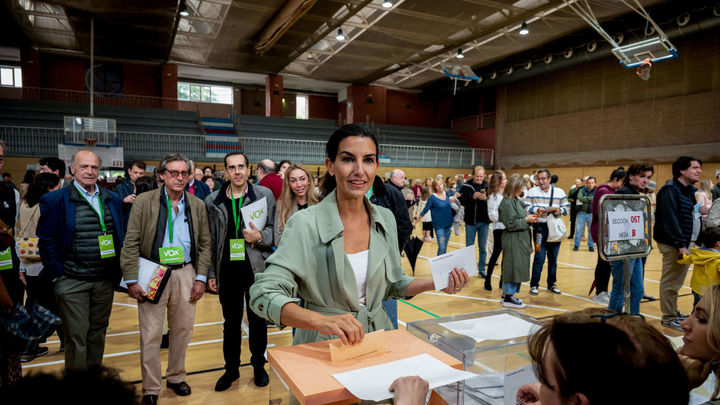 La candidata de Vox a la Presidencia de la Comunidad de Madrid, Rocío Monasterio, ejerce su derecho al voto en un colegio electoral de Madrid, / EFE