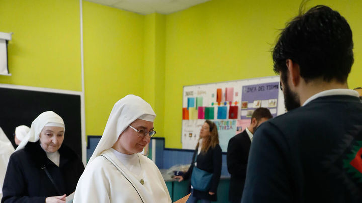 Varias religiosas votando en Madrid / efe