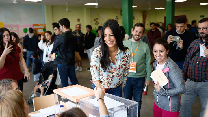 La candidata de Ciudadanos a la Alcaldía de Madrid, Begoña Villacís, saluda a los miembros de una mesa electoral en el CEIP Alfredo Di Stéfano / EFE