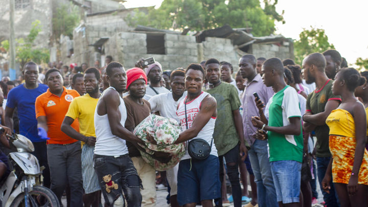 Un grupo de hombres cargan el cuerpo de una persona fallecida tras el terremoto / EFE
