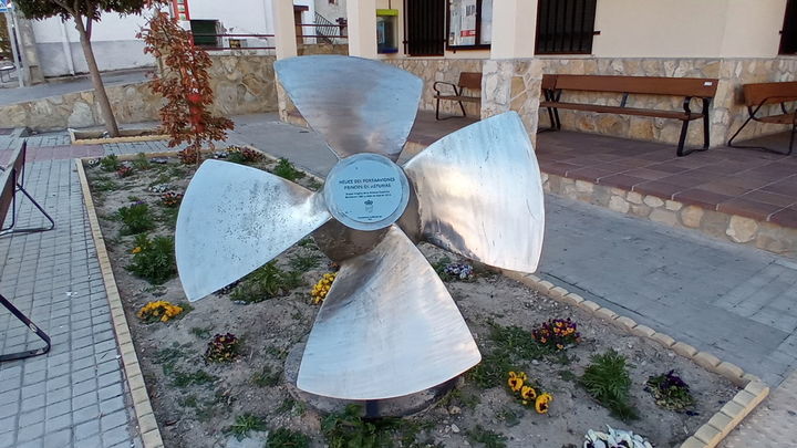 Hélice del portaaviones 'Príncipe de Asturias' frente al Ayuntamiento de Brea de Tajo / P.O.