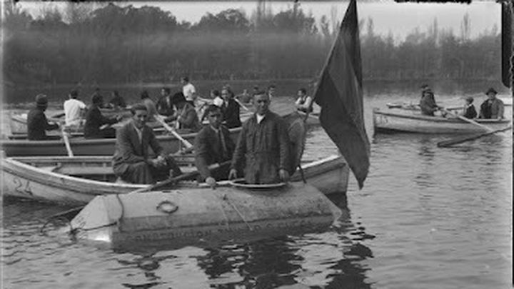 El submarino botado en el lago de la Casa de Campo, en 1932 / MEMORIA DE MADRID