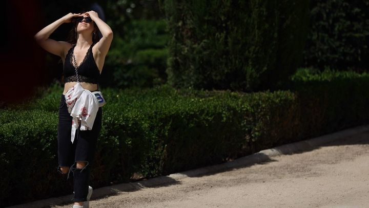 Una mujer camina a pleno sol / EUROPA PRESS