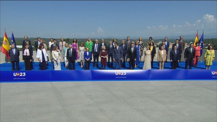 Ministros y comisarios europeos posan en Madrid al comienzo de la Presidencia española / Emisión