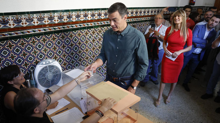 Pedro Sánchez deposita sui voto en un colegio de Pozuelo / EFE