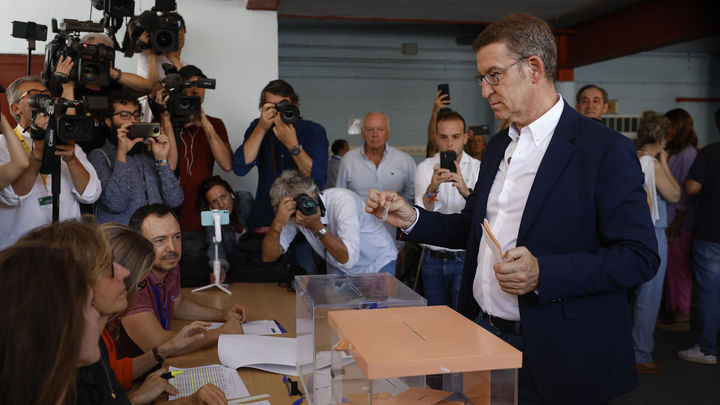 El líder del Partido Popular, Alberto Núnez Feijóo , ejerce su derecho al voto para las elecciones generales en el colegio Ramiro de Maeztu de Madrid / EFE