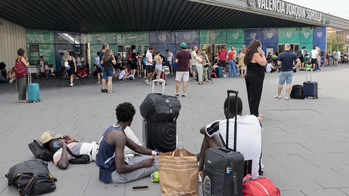 Pasajeros en la estación de tren de Valencia / EFE