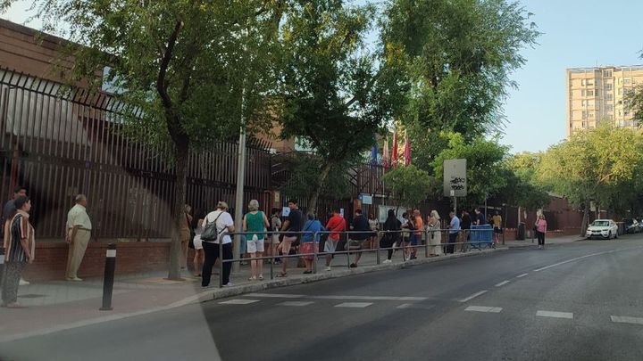 Colas antes de que abran los colegios electorales el 23J / REDACCIÓN