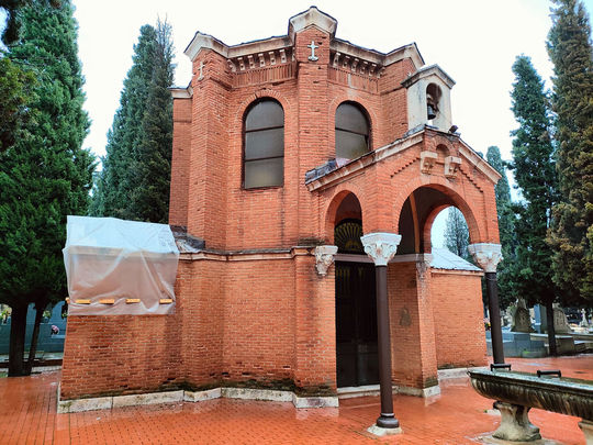 El tejado de la capilla cubierto con plásticos tras el robo sufrido en 2022 / AYTO ALCALÁ DE  HENARES