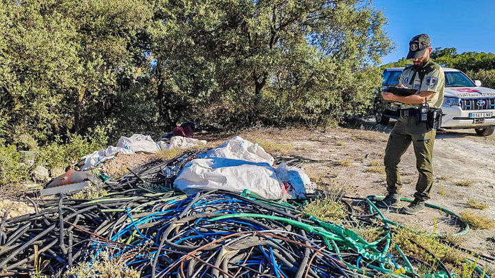 Un agente forestal levanta acta de un vertido incontrolado en una zona natural / AGENTES FORESTALES