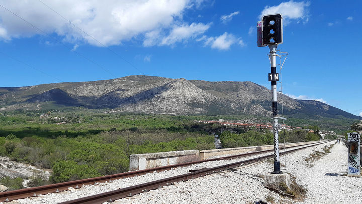Vista de la Sierra Norte de Madrid desde las vías de la línea Madrid-Burgos, sin servicio / P.O.