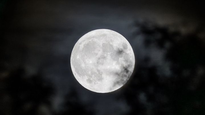 La superluna azul de agosto sobre el cielo de Madrid / EUROPA PRESS