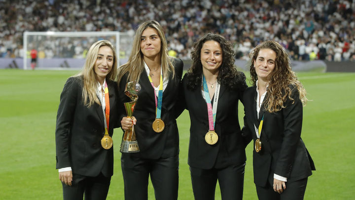 El Real Madrid homenajea a sus campeonas del mundo / EFE
