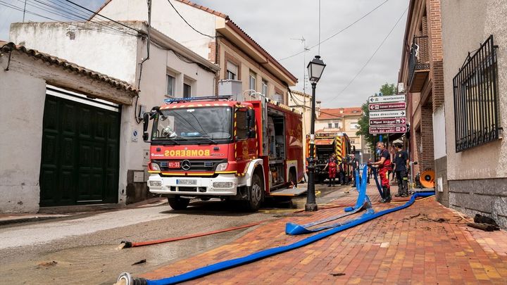 Bomberos de la Comunidad de Madrid achican agua en una zona afectada por la DANA / EUROPA PRESS
