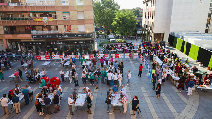 Comiendo huevos fritos con beicon en la Plaza de España de Móstoles / AYTO MÓSTOLES