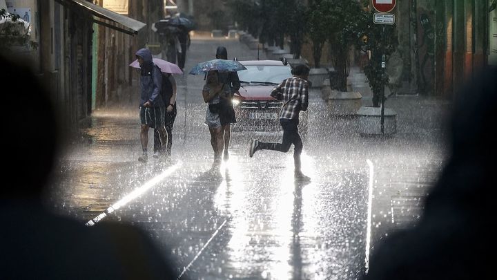 Varias personas caminan bajo la lluvia / EUROPA PRESS