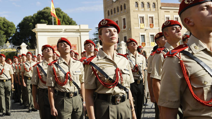 La princesa Leonor  participa en el acto de entrega de sables / EFE