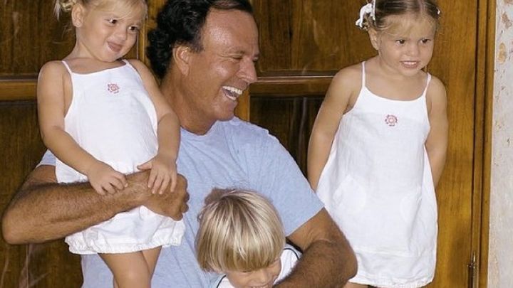 Julio Iglesias y sus hijos / Instagram @julioiglesias