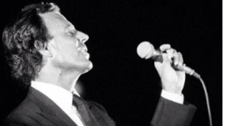 Julio Iglesias cantando / Instagram @julioiglesias