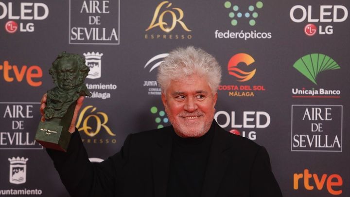 Pedro Almodóvar con uno de los premios Goya de 'Dolor y gloria' / Europa Press