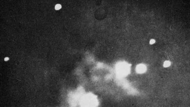 La primera imagen tomada de un objeto del espacio profundo: la Nebulosa de Orion por Henry Draper / OBSERVATORIO DE HARVARD