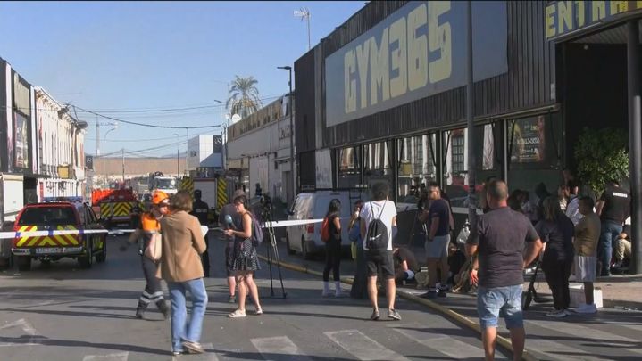 Familiares y prensa esperan noticias sobre las personas desaparecidas en el incendio / Telemadrid