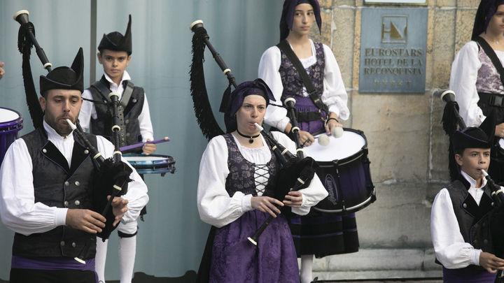 Varios músicos actúan durante el recibimiento oficial a la actriz Meryl Streep, en el hotel Eurostars de la Reconquista, a 18 de octubre de 2023, en Oviedo, / EUROPA PRESS