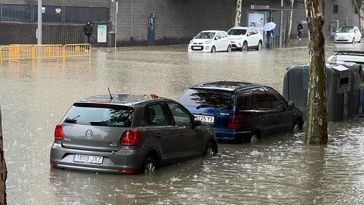 Lluvia acumulada en la calle Antonio López de Madrid / EUROPA PRESS