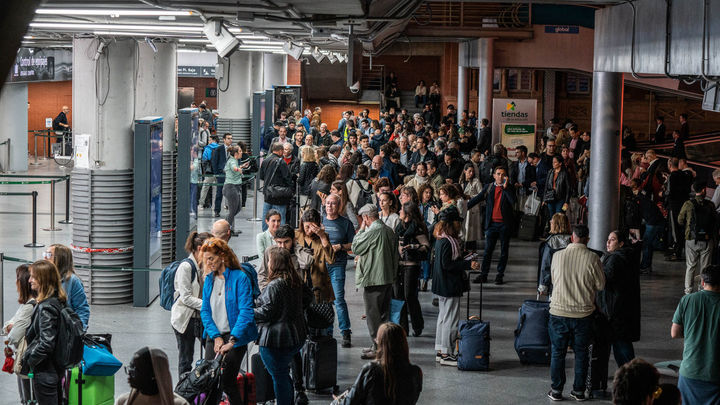 Decenas de personas esperan tras el retraso o cancelación en sus trenes en la estación de Puerta de Atocha-Almudena Grandes, / EUROPA PRESS