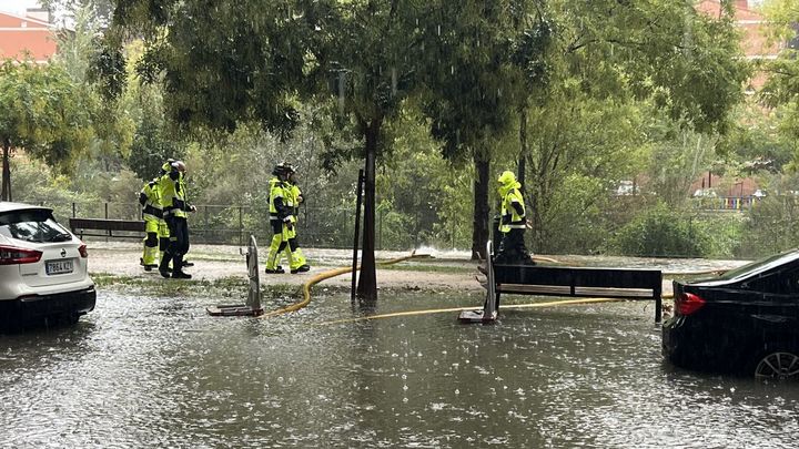 Bomberos en una calle inundada de Madrid / EMERGENCIAS