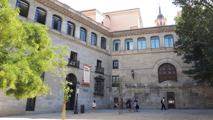 La Plaza de la Paja con el Palacio de los Vargas, hoy convertido en colegio / TELEMADRID