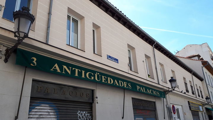 Tienda de antigüedades en la Plaza General Vara de Rey / TELEMADRID