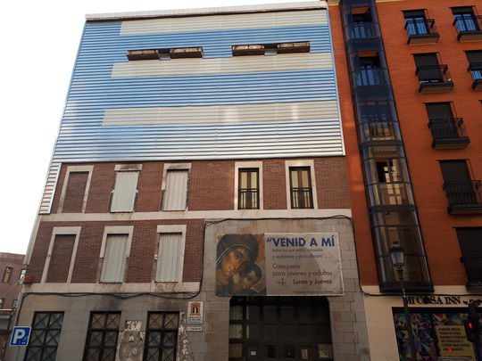 Parroquia Virgen de La Paloma, en la Calle de Toledo, con la fachada aún afectada por una explosión de gas en 2021 / TELEMADRID