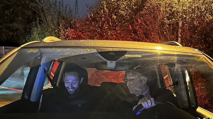 Valtonyc en un coche con Puigdemont / JOSEP VALTONYC
