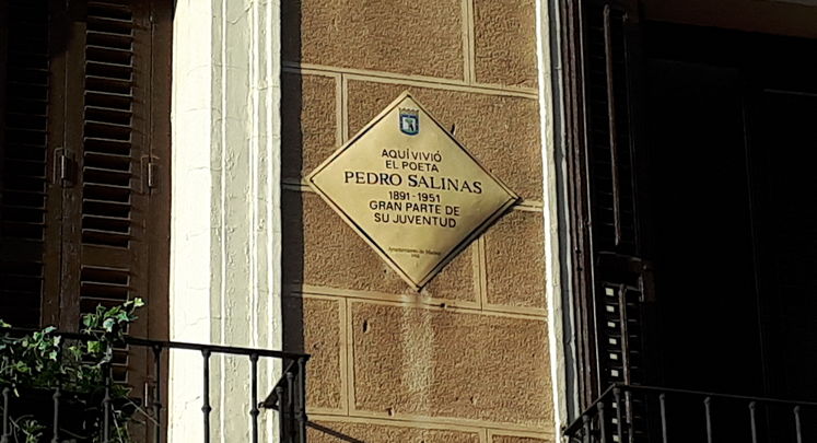 Placa en la fachada del edificio de la Calle de Don Pedro 6 donde residió el poeta Pedro Salinas / TELEMADRID