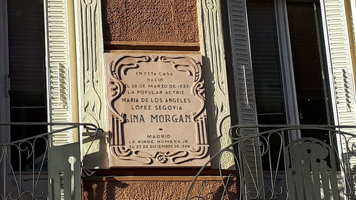 Placa en recuerdo de la actriz Lina Morgan, en la Calle de Don Pedro 4 / TELEMADRID