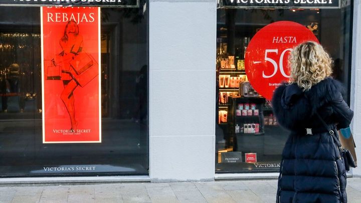 Mujer mirando un escaparate / EUROPA PRESS