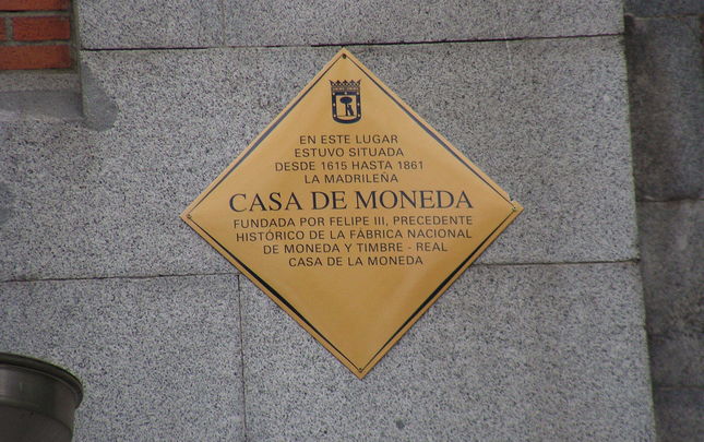 Placa conmemorativa de la primitiva Casa de Moneda, junto al viaducto de la calle Segovia / MEMORIA DE MADRID