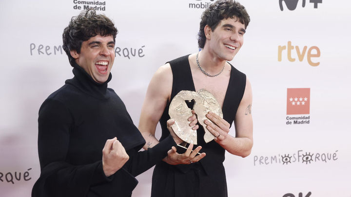 Los realizadores Javier Ambrossi (i) y Javier Calvo posan con el premio a ´Mejor serie´ por su trabajo ´La Mesias´ durante la gala de entrega de los Premios Forqué 202 / EFE