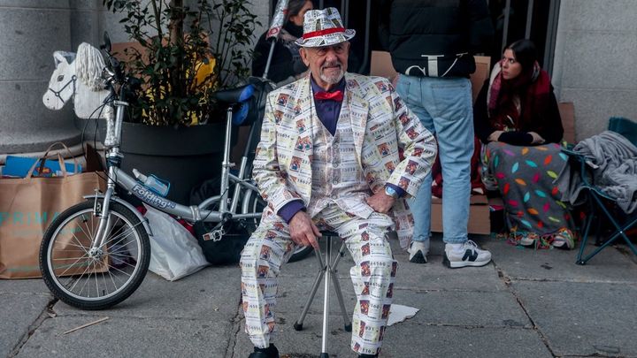 Hombre vestido de décimos de Loteria / EUROPA PRESS