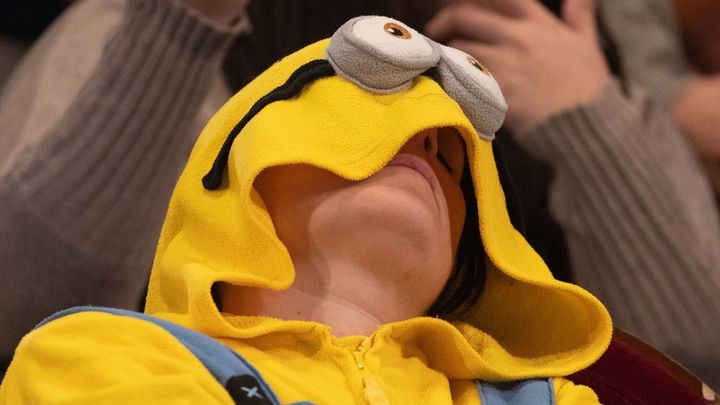 Un hombre disfrazado de 'minion' duerme durante el Sorteo de Navidad / EUROPA PRESS