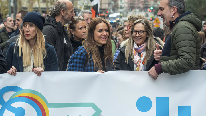 La actriz Itziar Ituño (c) participa en la manifestación convocada por la organización de apoyo a los presos de ETA Sare bajo el lema “Konponbiderako Giltzak, Llaves para la resolución" / EFE