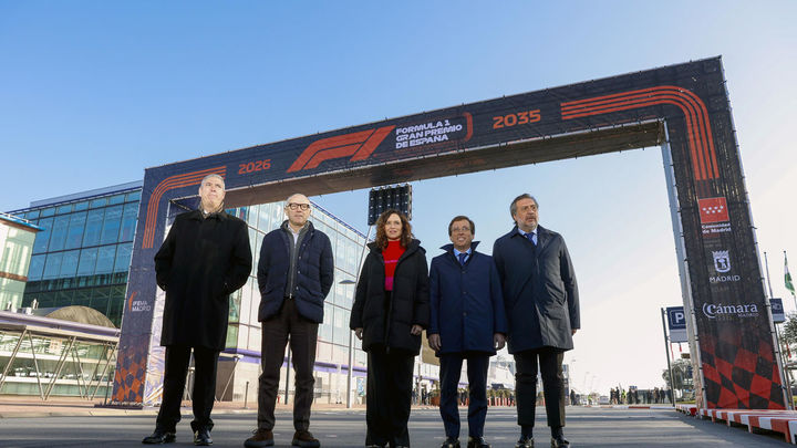 La presidenta de la Comunidad de Madrid, Isabel Díaz Ayuso (c), el presidente de Ifema, José Vicente de los Mozos (i), el presidente de la Cámara de Comercio de Madrid, Ángel Asensio (d), el alcalde de Madrid, José Luis Martínez Almeida (2d) y el presidente y CEO de la Fórmula 1, Stefano Domenicali (2i) a su llegada para la presentación del Gran Premio de España de Fórmula Uno de Madrid este martes en Ifema, Madrid / EFE
