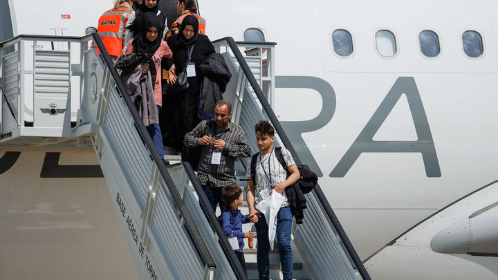 Refugiados sirios bajan de un avión a su llegada a la base aérea de Torrejón de Ardoz / EUROPA PRESS