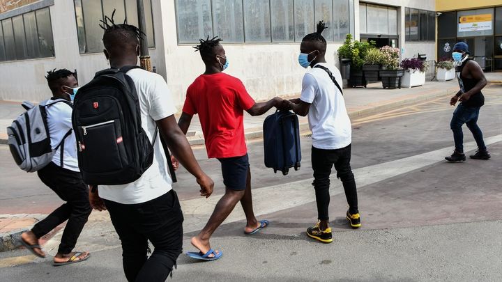 Un grupo de inmigrantes que estaban alojados en el Centros de Estancia Temporal de Inmigrantes (CETI) de Ceuta salen del centro, a 25 de agosto de 2021 / EUROPA PRESS