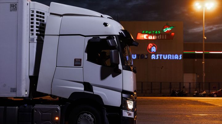 Un camión entra a Mercamadrid en plena huelga de transportistas, en noviembre de 2022 / Alejandro Martínez Vélez / Europa Press