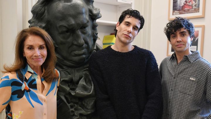 La cantante Ana Belén y los directores de cine y guionistas Javier Calvo y Javier Ambrossi / EUROPA PRESS